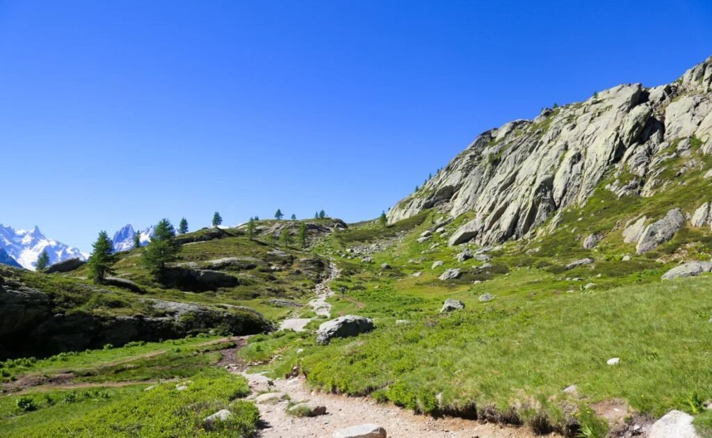 The way down via Lac de Cheserys